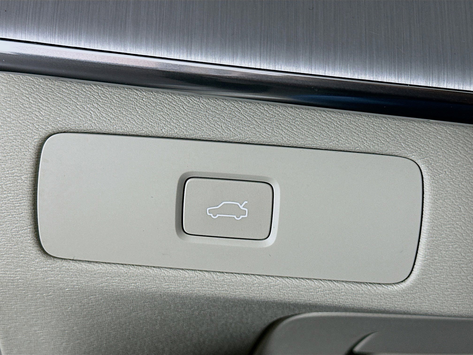 Used 2024 Volvo XC90 B5 Core w/ Protection Package Premier image 17