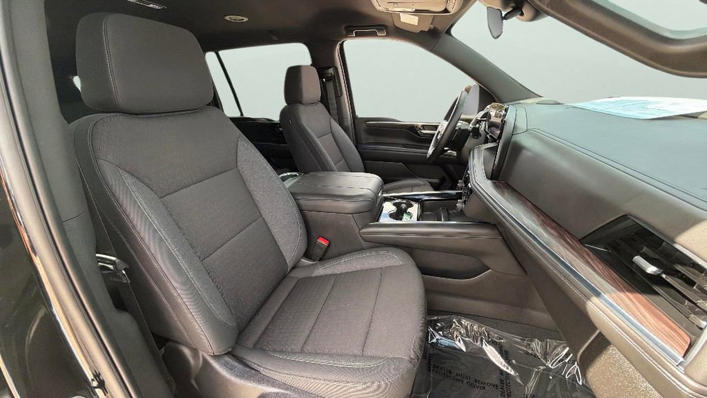 Used 2025 Chevrolet Suburban LS RWD image 35