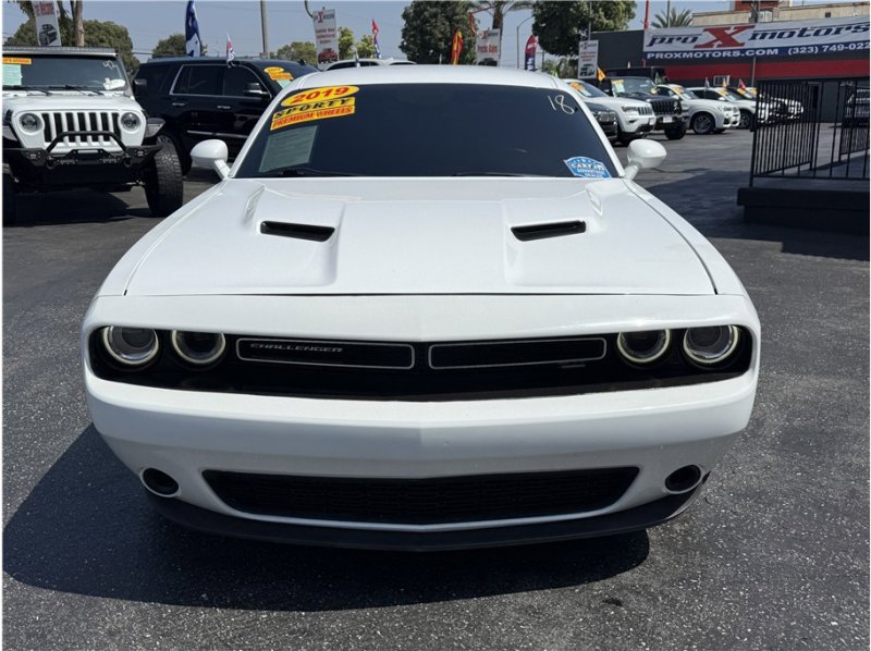 Used 2019 Dodge Challenger SXT image 2