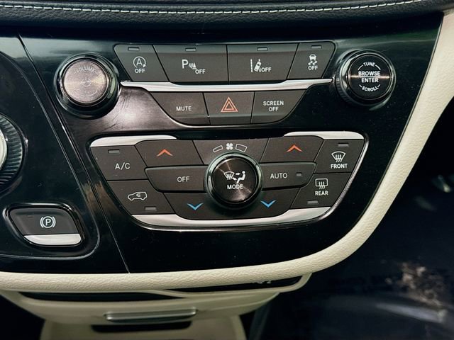 Used 2023 Chrysler Pacifica Touring-L image 15