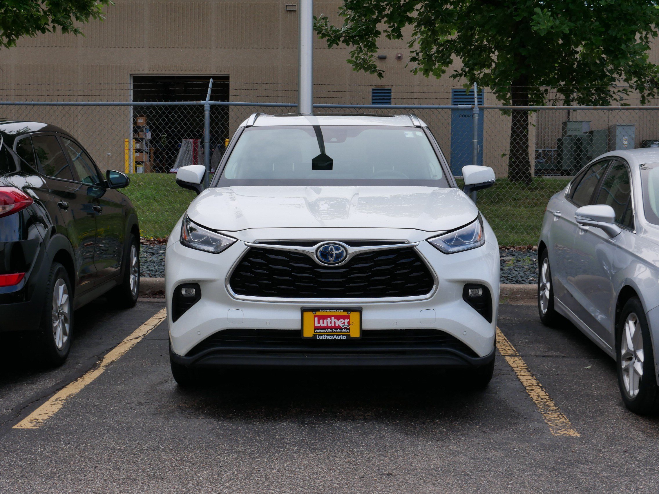 Used 2021 Toyota Highlander Limited AWD/4WD image 2