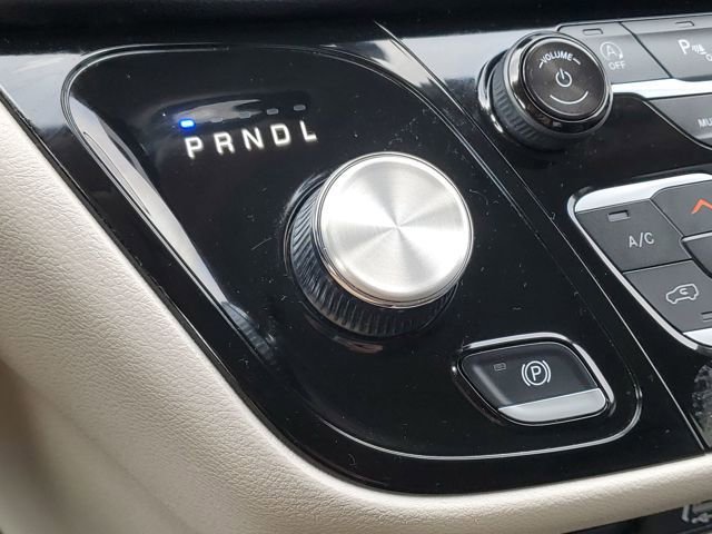 Used 2024 Chrysler Pacifica Touring-L image 19