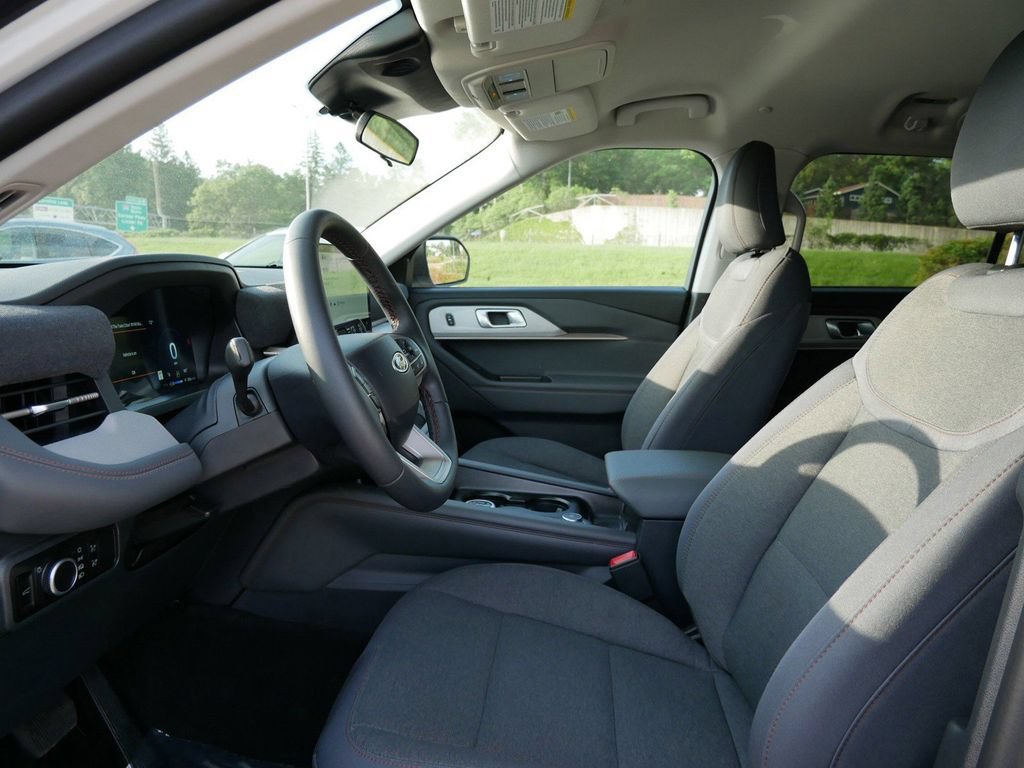 Used 2026 Ford Explorer Active AWD/4WD image 9