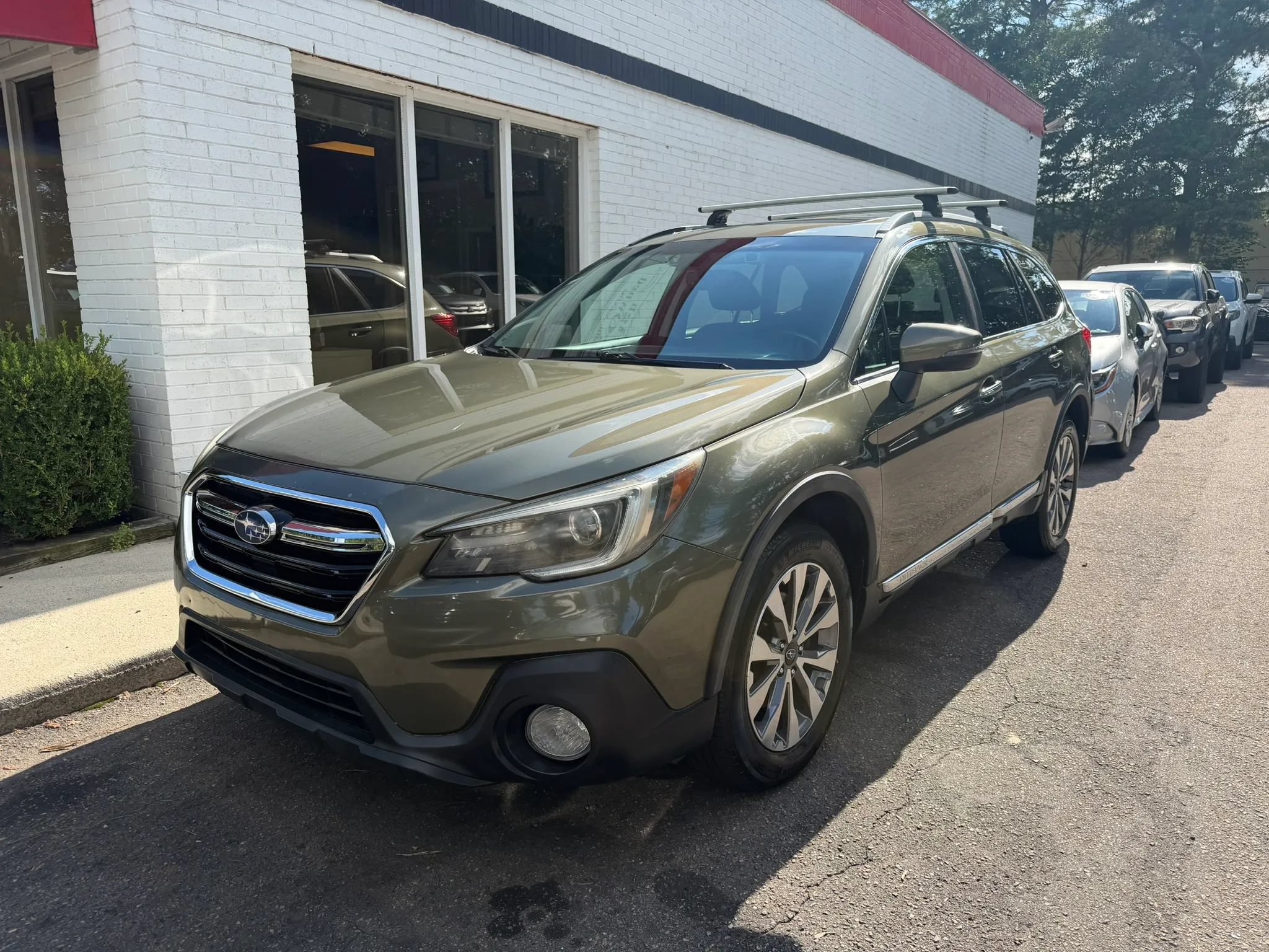 Used 2018 Subaru Outback 3.6R Touring AWD/4WD image 2