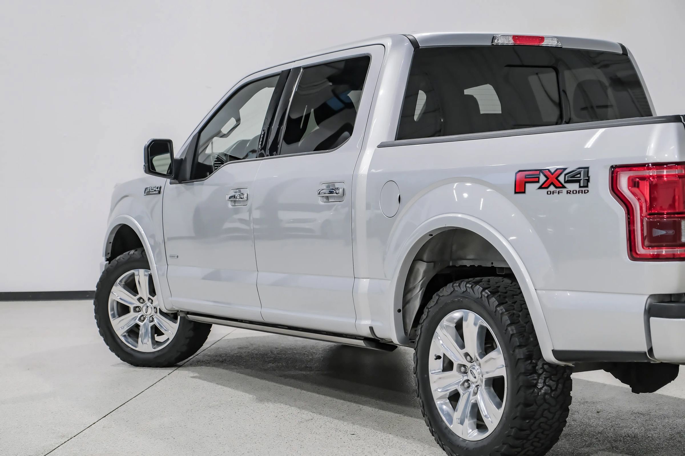Used 2016 Ford F150 Platinum w/ Equipment Group 701A Luxury AWD/4WD image 12