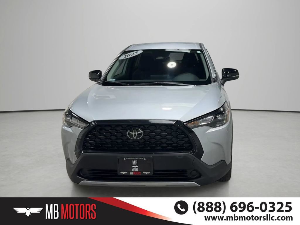 Used 2025 Toyota Corolla Cross LE AWD/4WD image 2