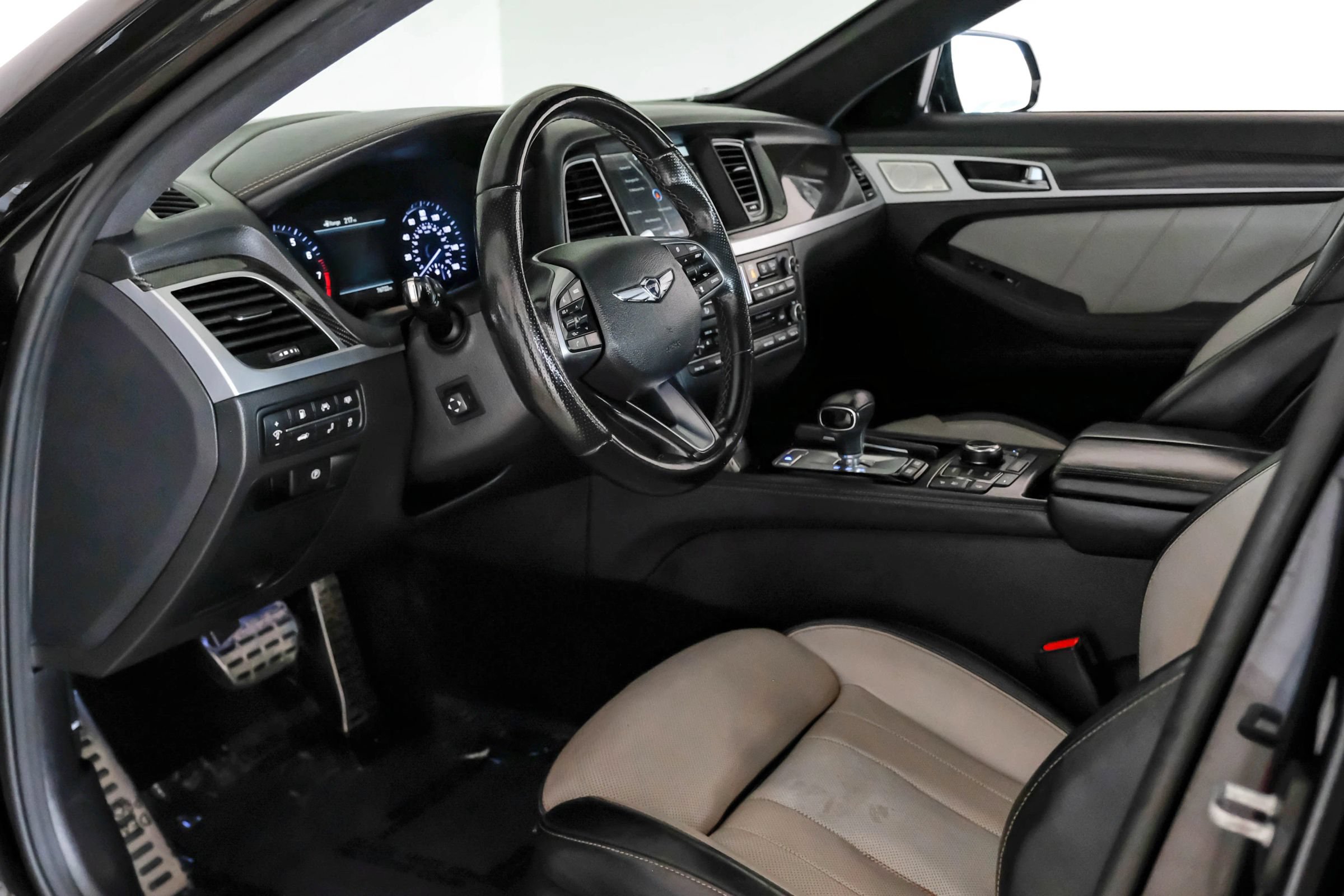 Used 2019 Genesis G80 3.3T Sport RWD image 2