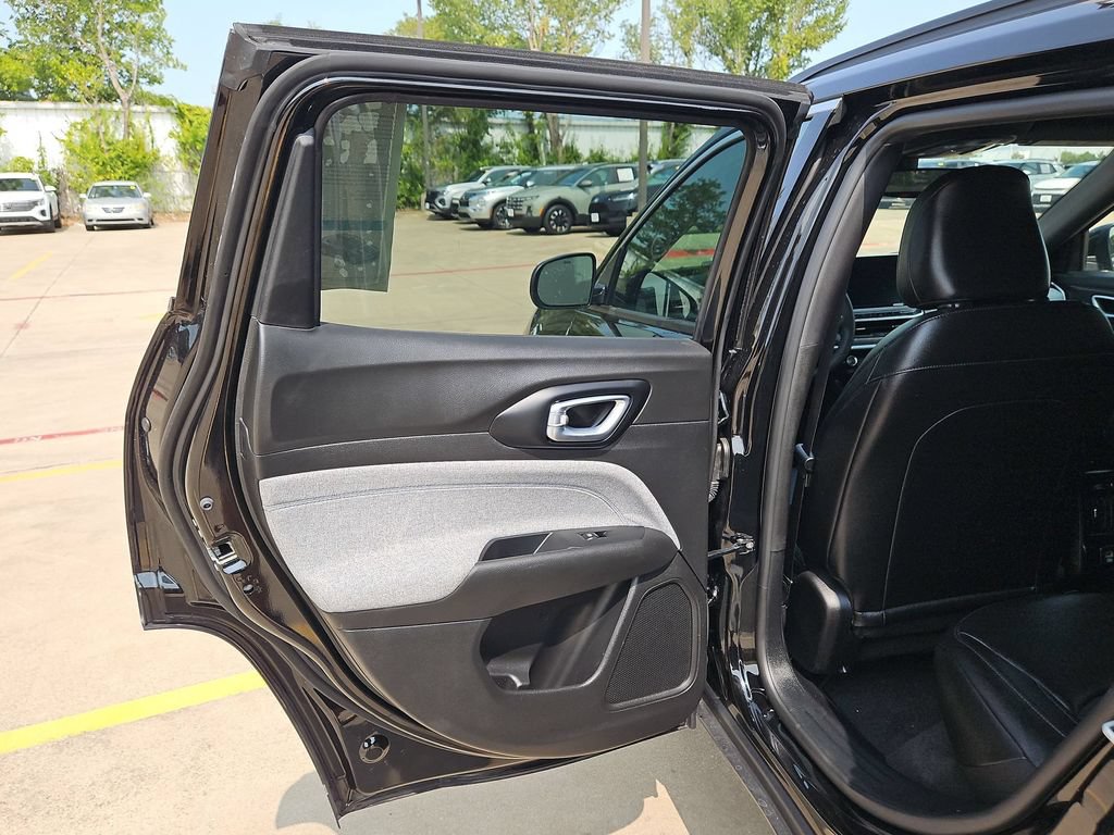 Used 2025 Jeep Compass Latitude AWD/4WD image 27
