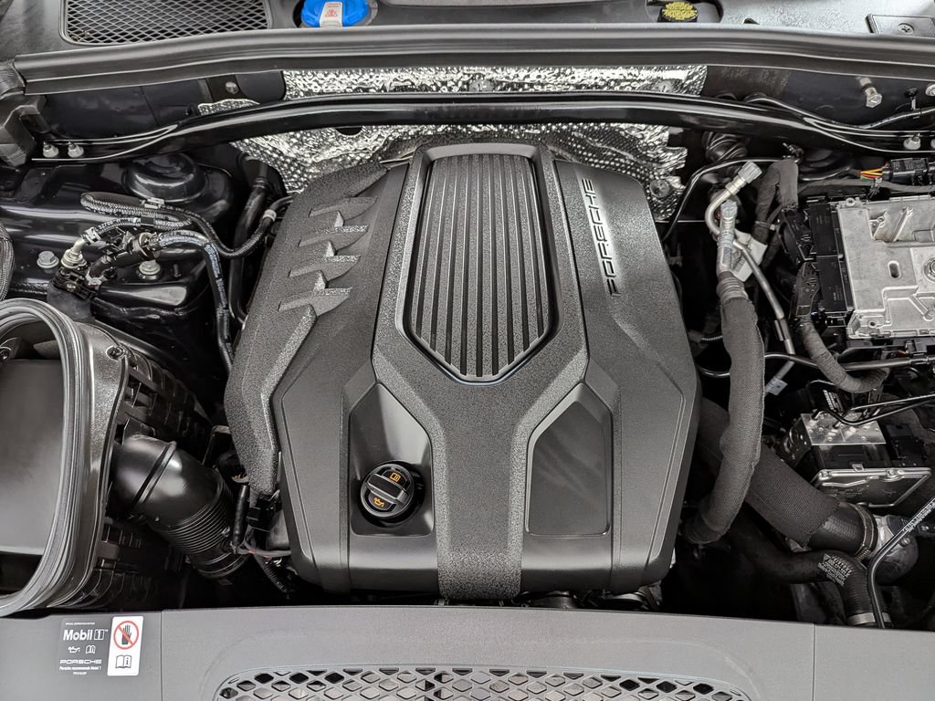 Used 2025 Porsche Macan AWD/4WD image 47