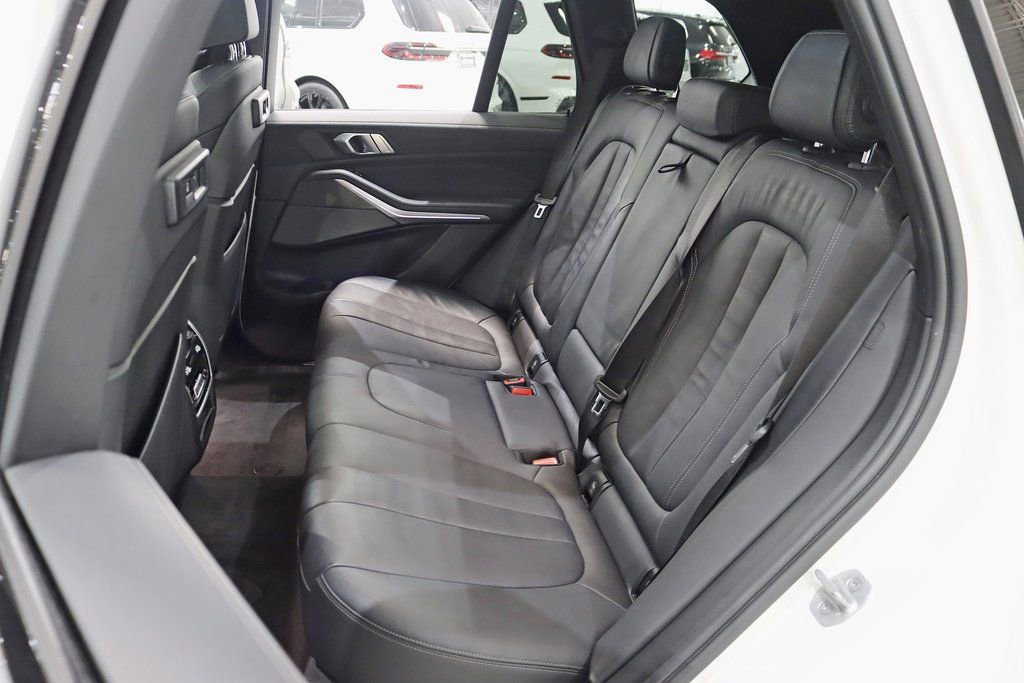 Used 2022 BMW X5 M50i image 33