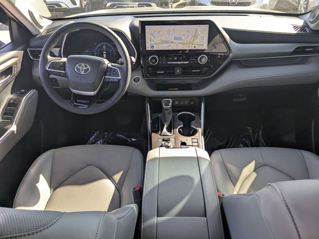 Used 2024 Toyota Highlander Limited image 2