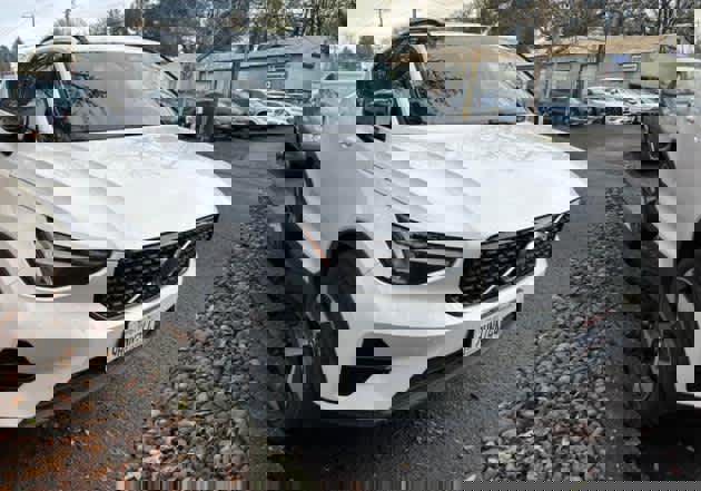 Used 2024 Volvo XC40 B5 Core w/ Protection Package Premier image 6