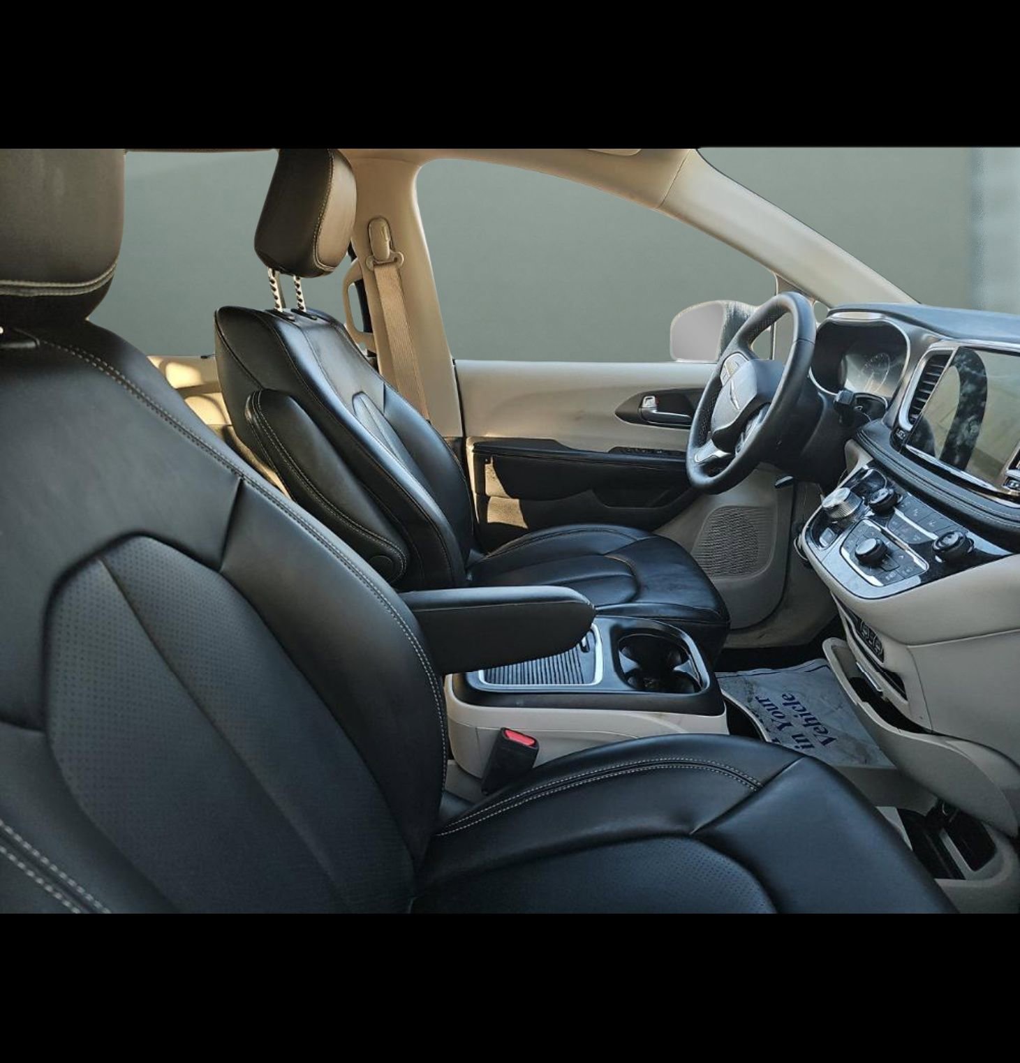 Used 2023 Chrysler Pacifica Touring-L image 15