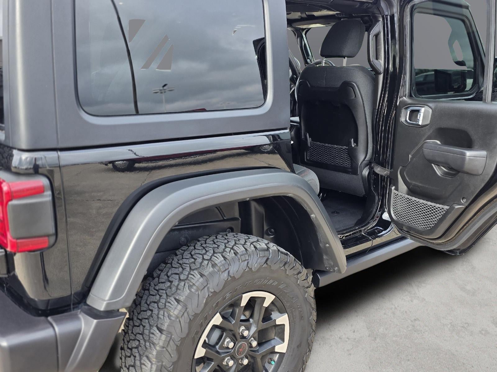 Used 2025 Jeep Wrangler Unlimited Rubicon w/ Convenience Group AWD/4WD image 34