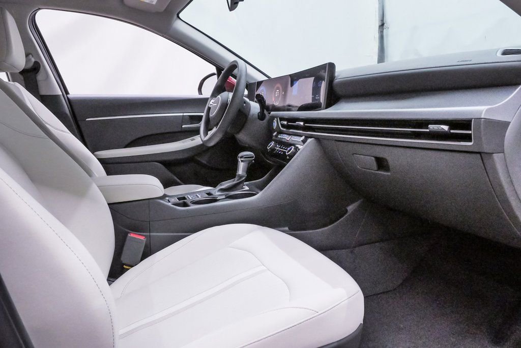 Used 2025 Hyundai Sonata SE image 12