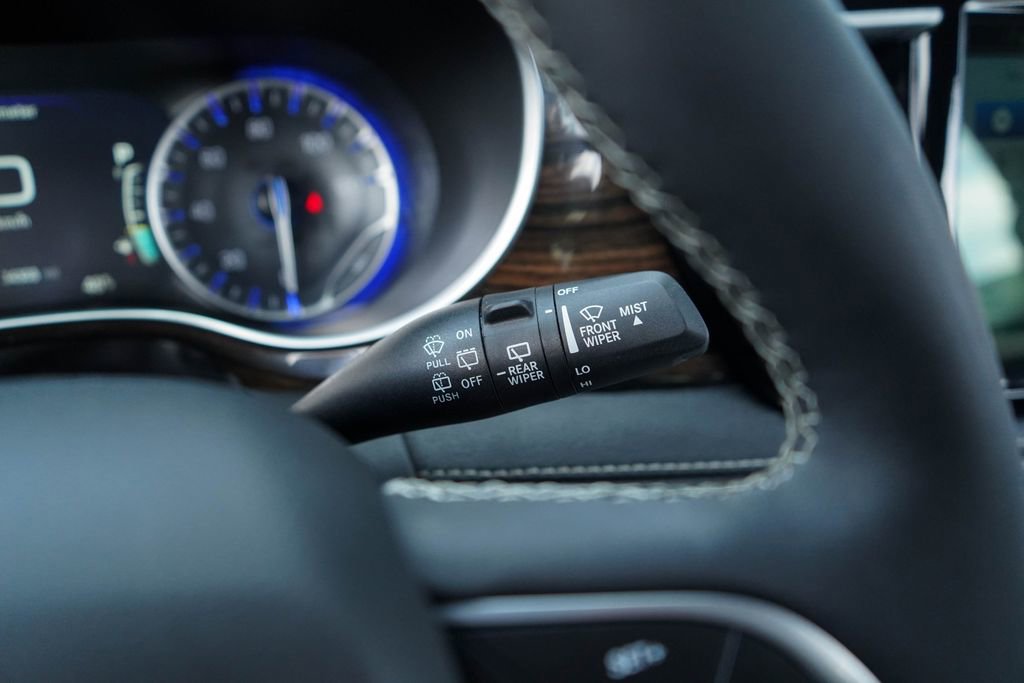 Used 2024 Chrysler Pacifica Limited image 27