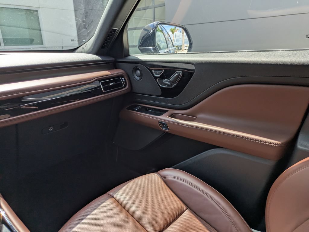 Certified 2025 Lincoln Aviator Reserve RWD image 17