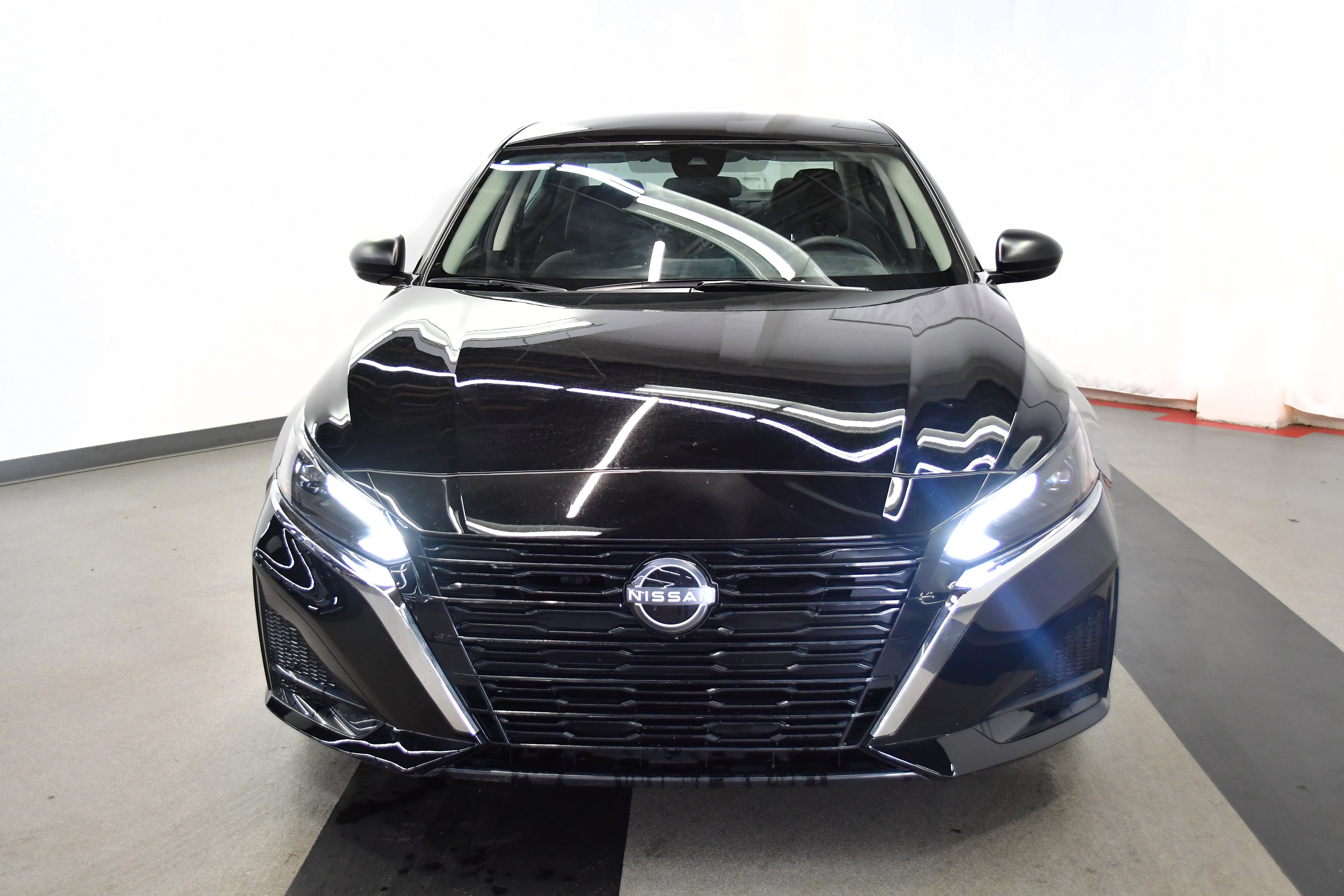 Used 2025 Nissan Altima 2.5 SV FWD image 3