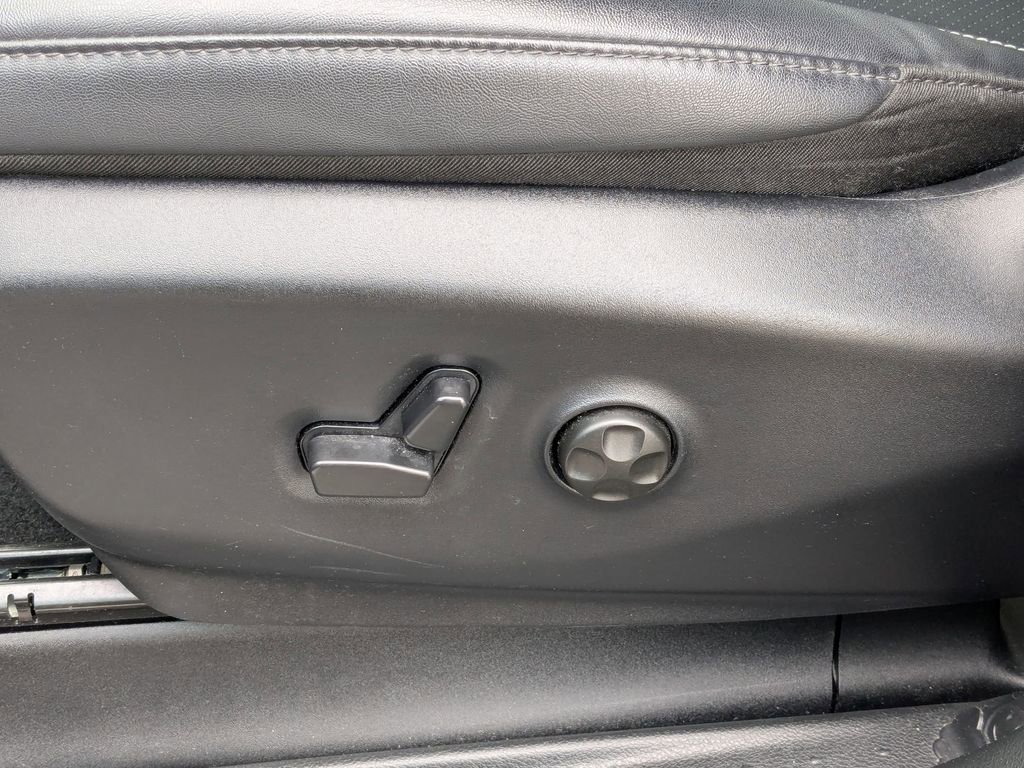 Used 2025 Chrysler Pacifica Select image 14