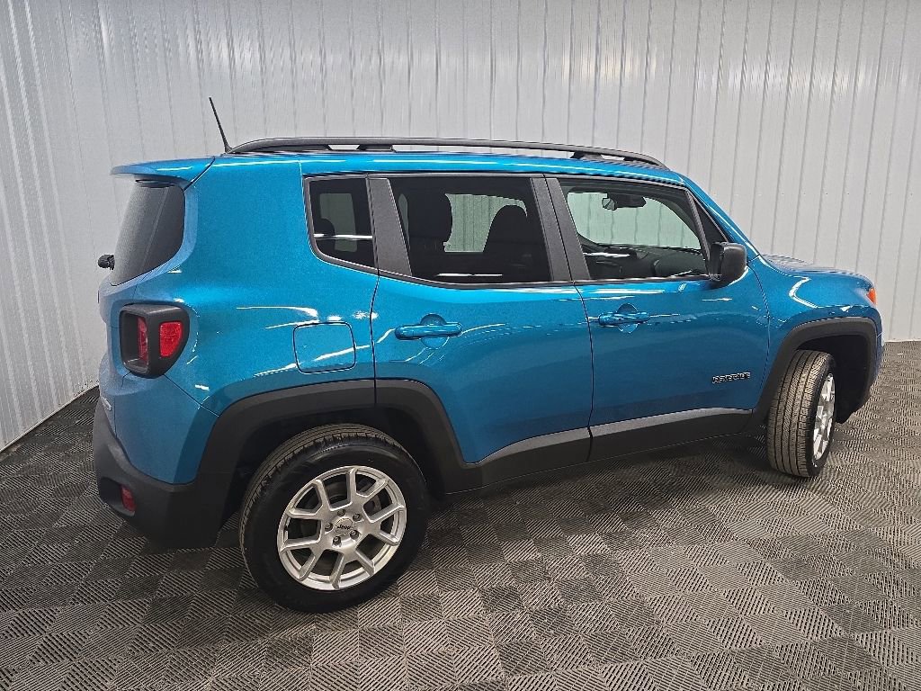 Used 2022 Jeep Renegade Latitude AWD/4WD image 3