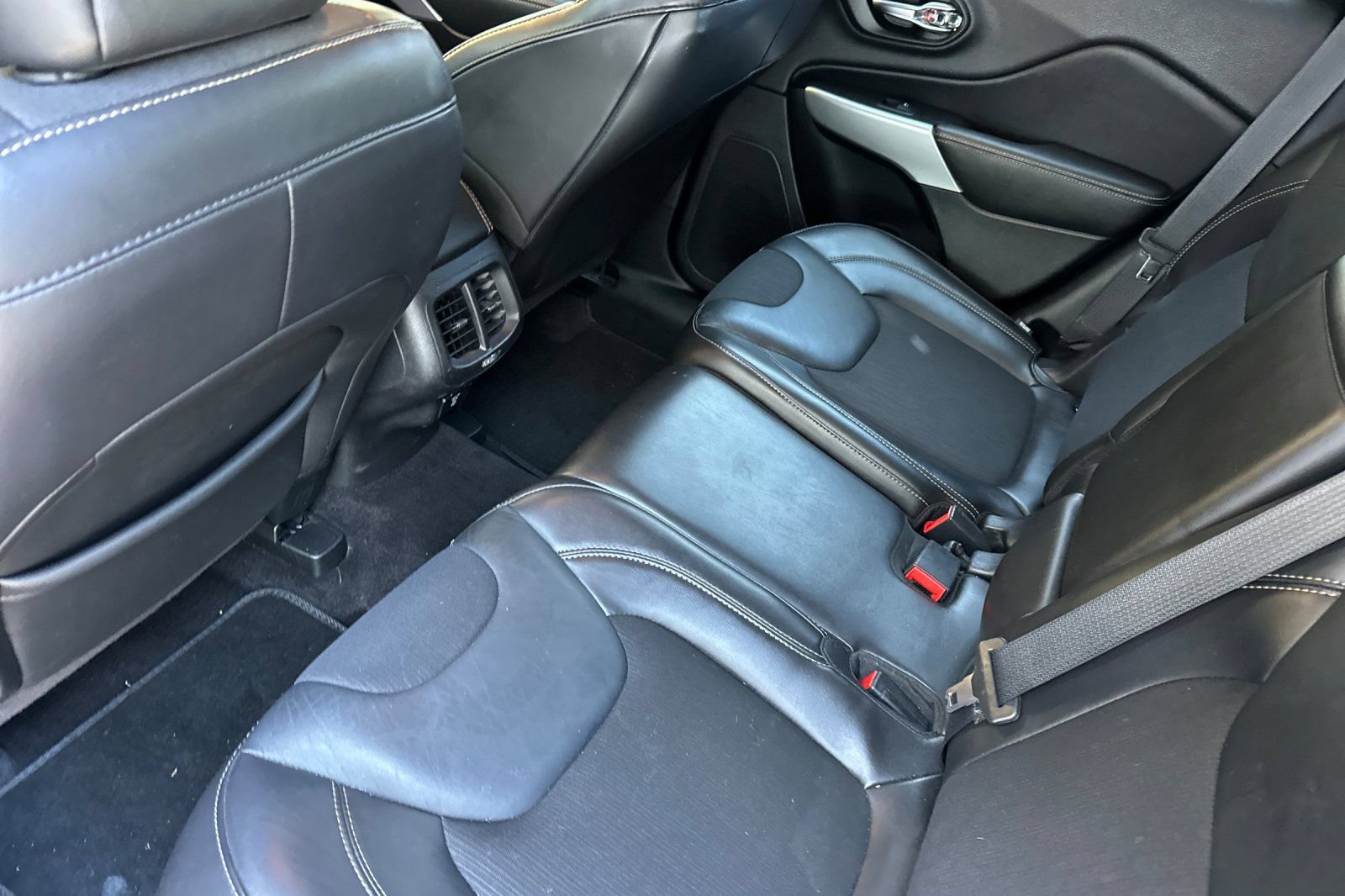 Used 2018 Jeep Cherokee Latitude Plus w/ Comfort/Convenience Group AWD/4WD image 12