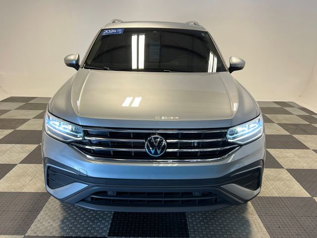 Certified 2024 Volkswagen Tiguan SE w/ Panoramic Sunroof Package FWD image 2