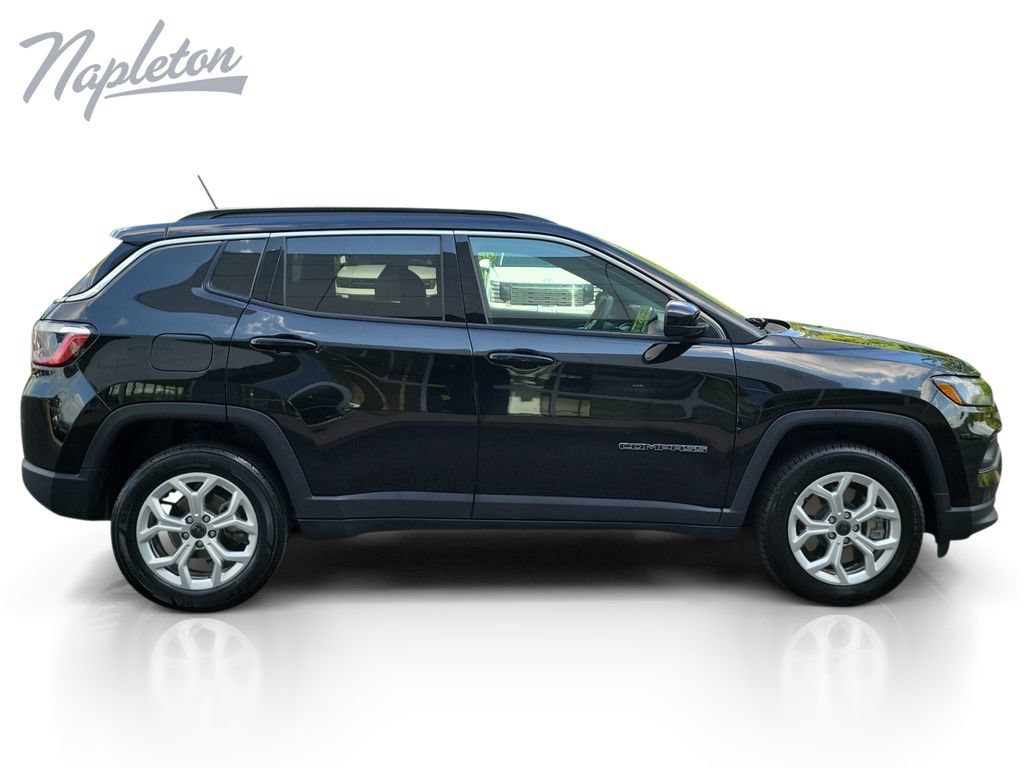 Used 2025 Jeep Compass Latitude w/ Sun & Sound Group AWD/4WD image 7
