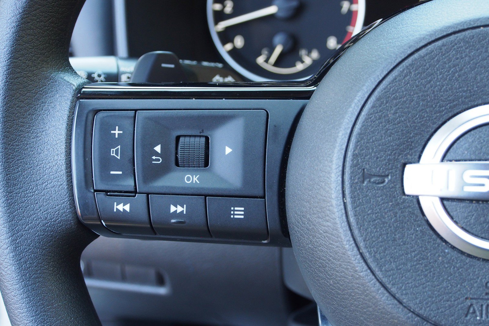 Used 2023 Nissan Rogue SV FWD image 22
