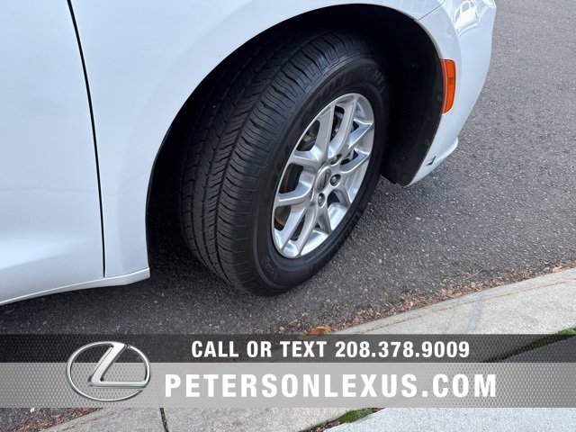 Used 2024 Chrysler Pacifica Touring-L image 10