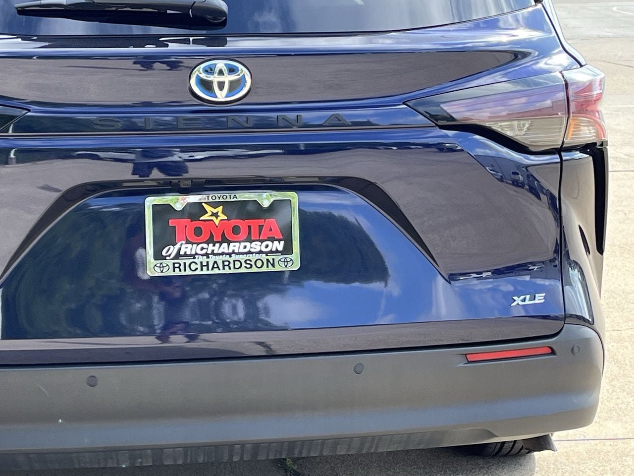 Used 2025 Toyota Sienna XLE FWD image 6
