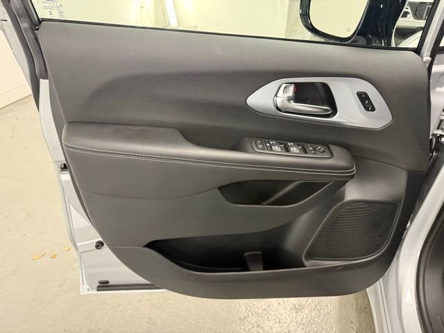 New 2026 Chrysler Pacifica Limited w/ S Appearance Package FWD image 14