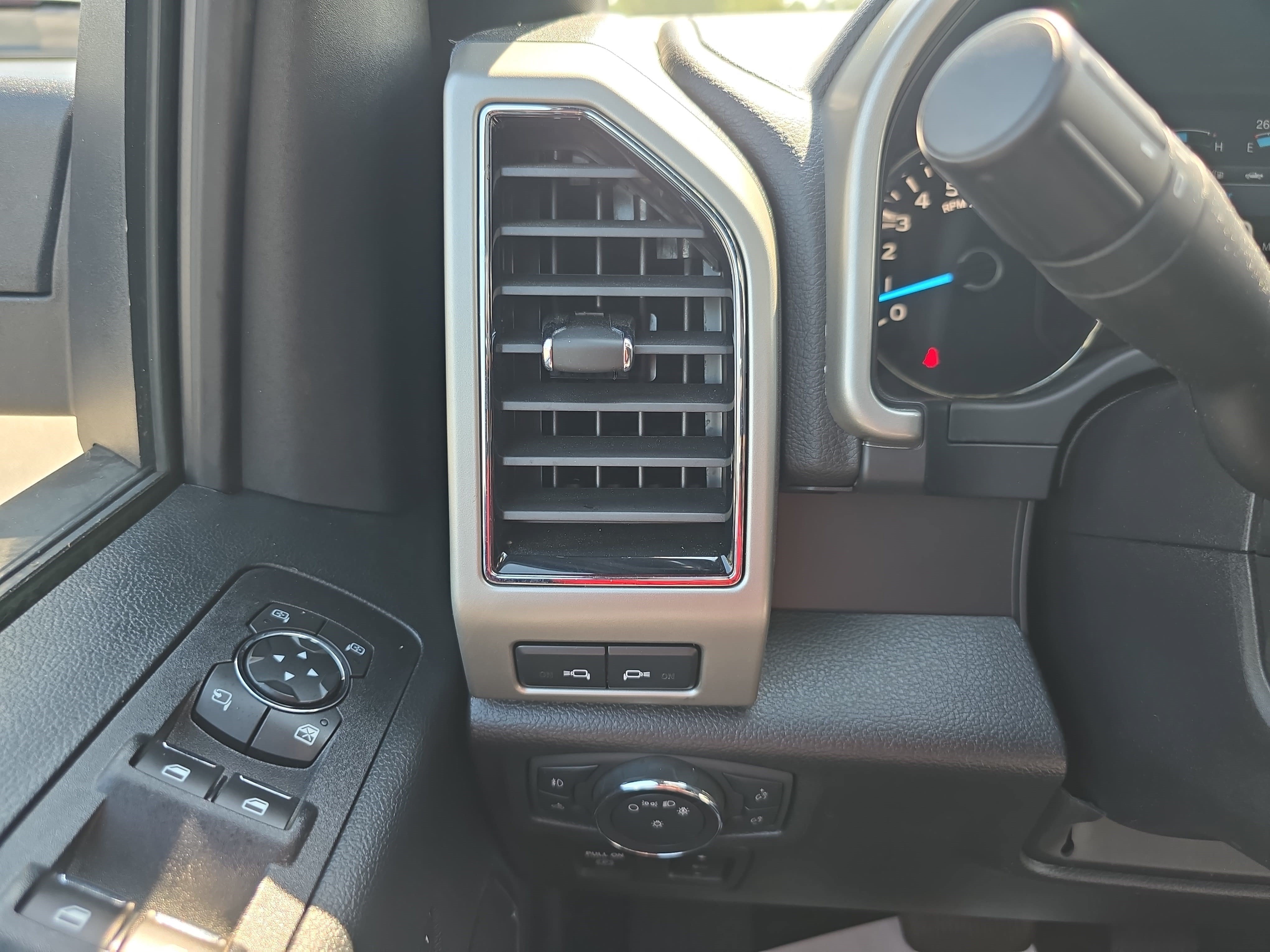Used 2019 Ford F150 Lariat w/ Equipment Group 502A Luxury AWD/4WD image 24
