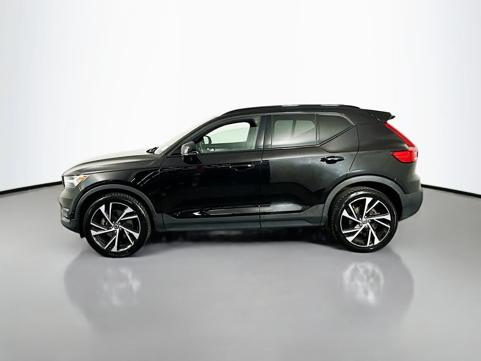 Used 2021 Volvo XC40 T5 R-Design w/ Advanced Package AWD/4WD image 4
