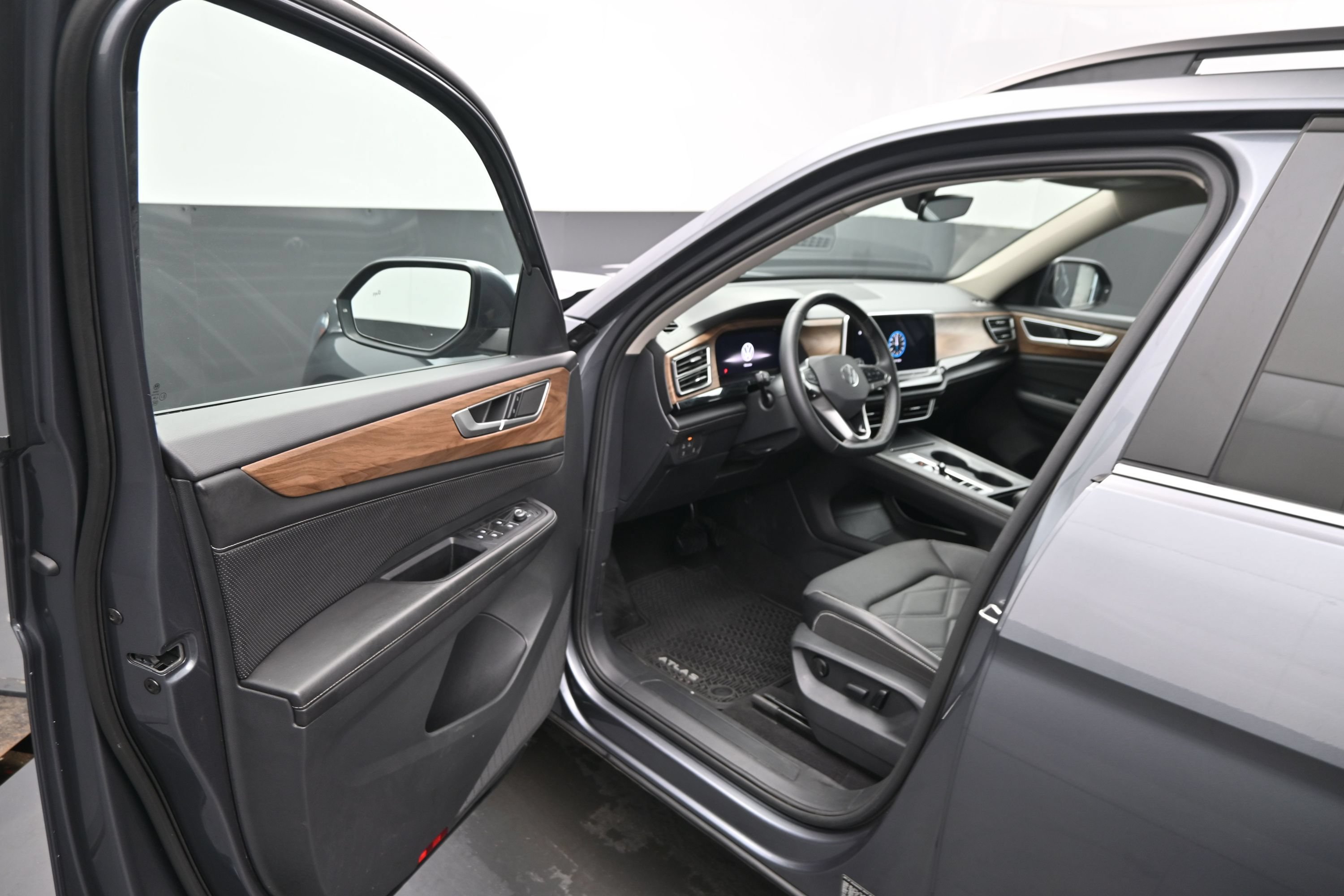 Used 2024 Volkswagen Atlas SE FWD image 33