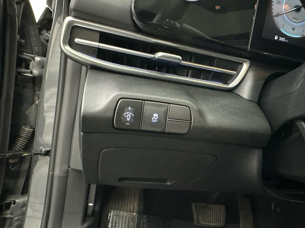 Used 2025 Hyundai Elantra SEL FWD image 31