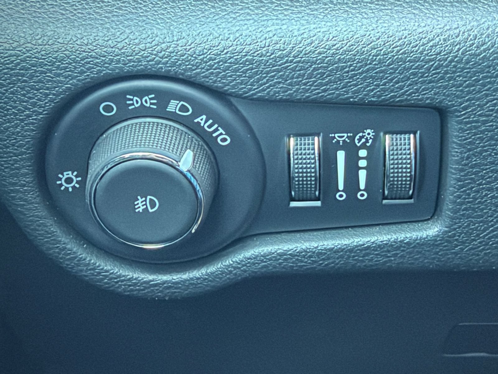 Used 2025 Chrysler Pacifica Select FWD image 36