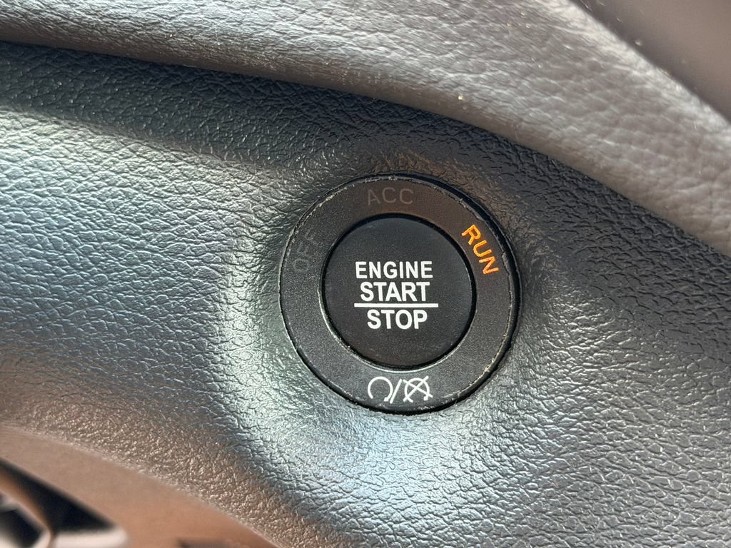 Used 2020 Jeep Cherokee Latitude Plus w/ Cold Weather Group AWD/4WD image 32