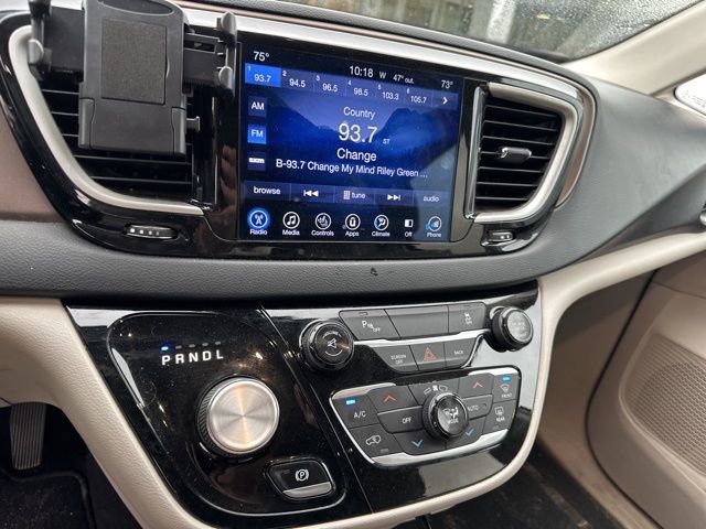 Used 2017 Chrysler Pacifica Touring-L w/ Tire & Wheel Group FWD image 2