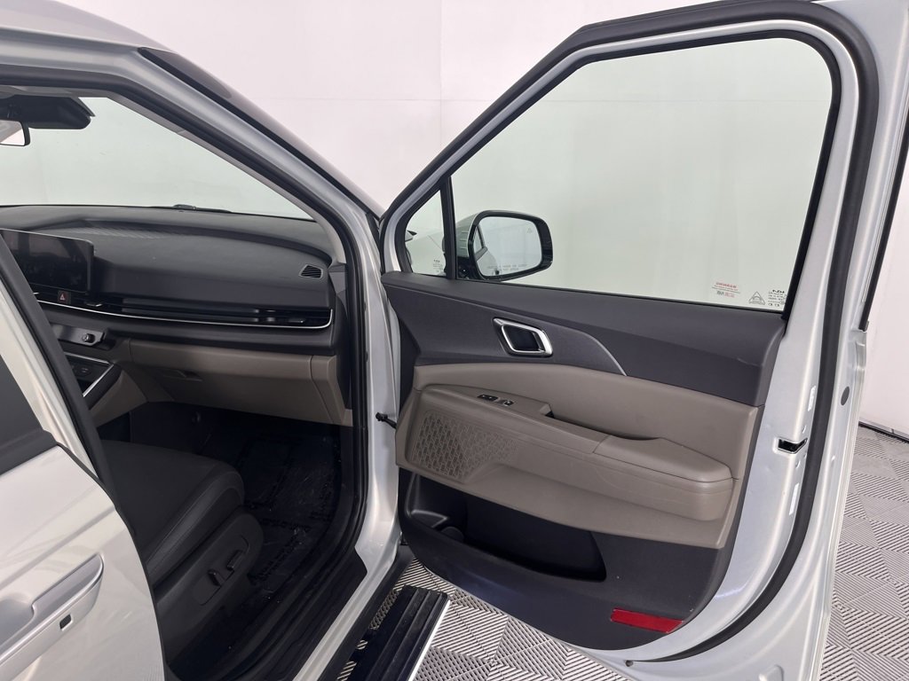 Used 2025 Kia Carnival EX image 29