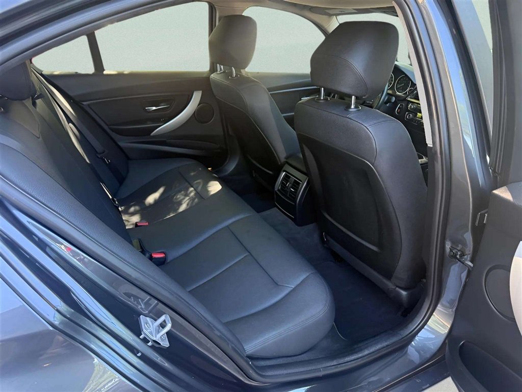 Used 2018 BMW 320i Sedan RWD image 11