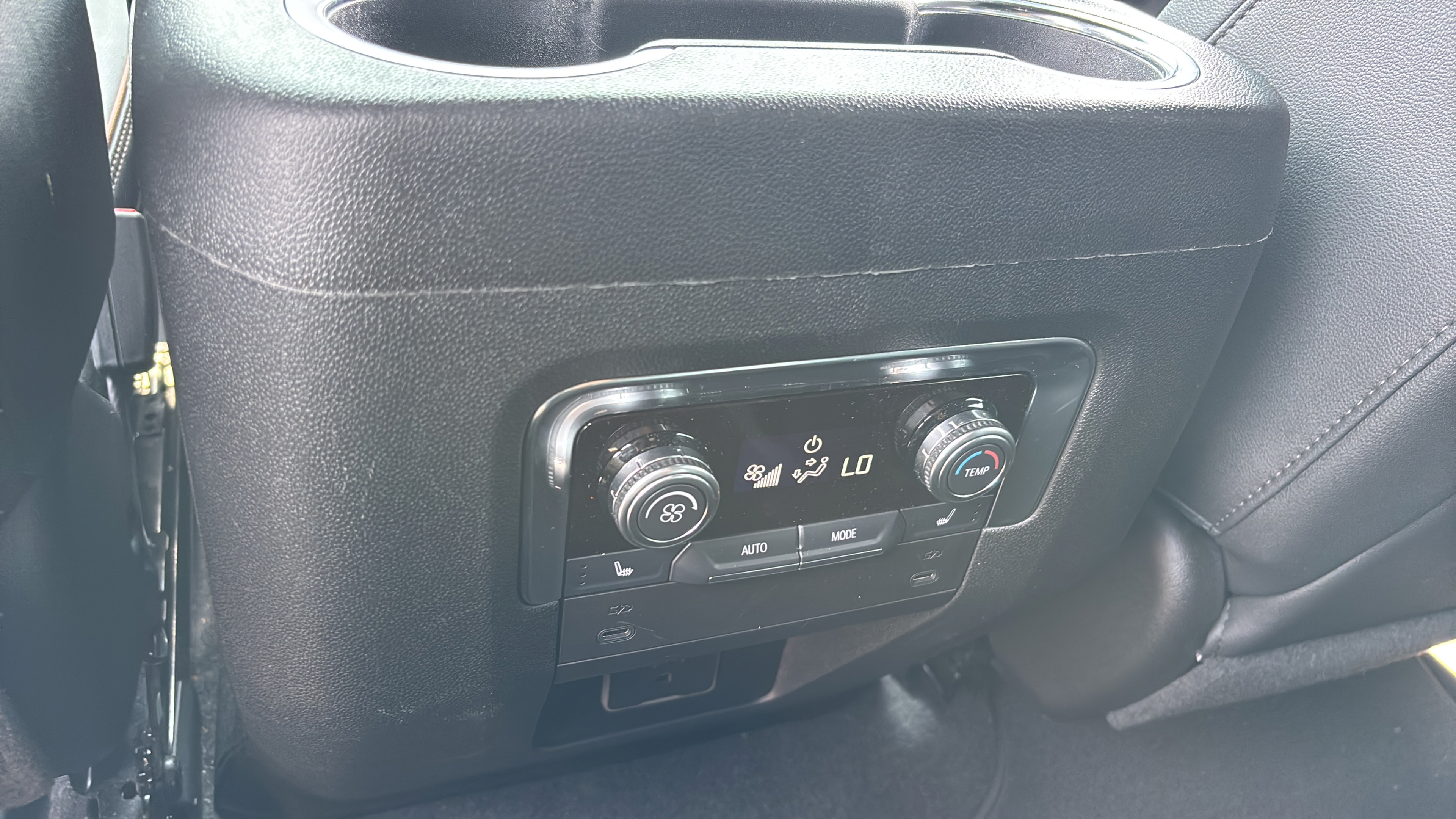 Used 2025 GMC Yukon XL AT4 AWD/4WD image 13