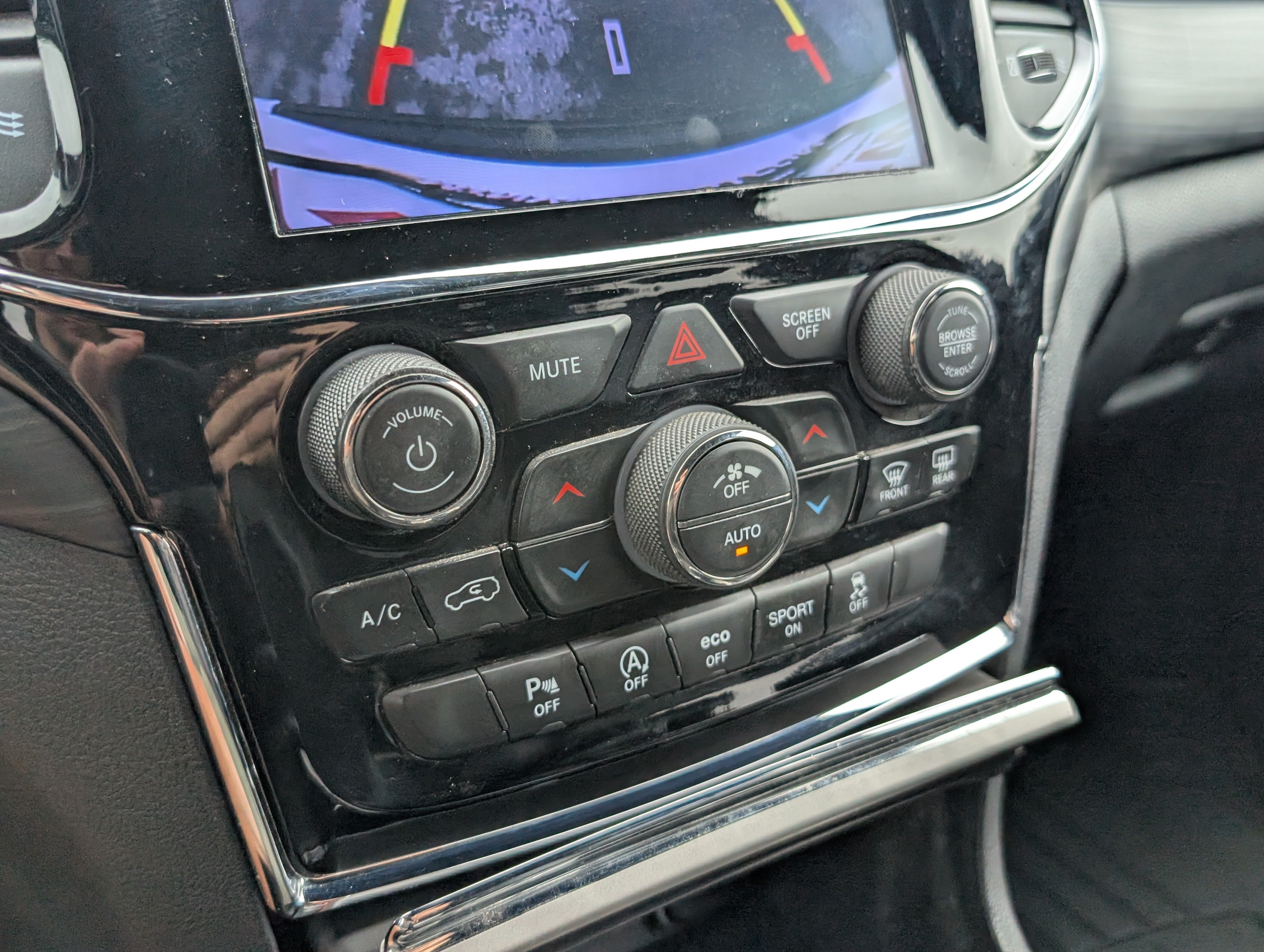 Used 2019 Jeep Grand Cherokee Laredo AWD/4WD image 18