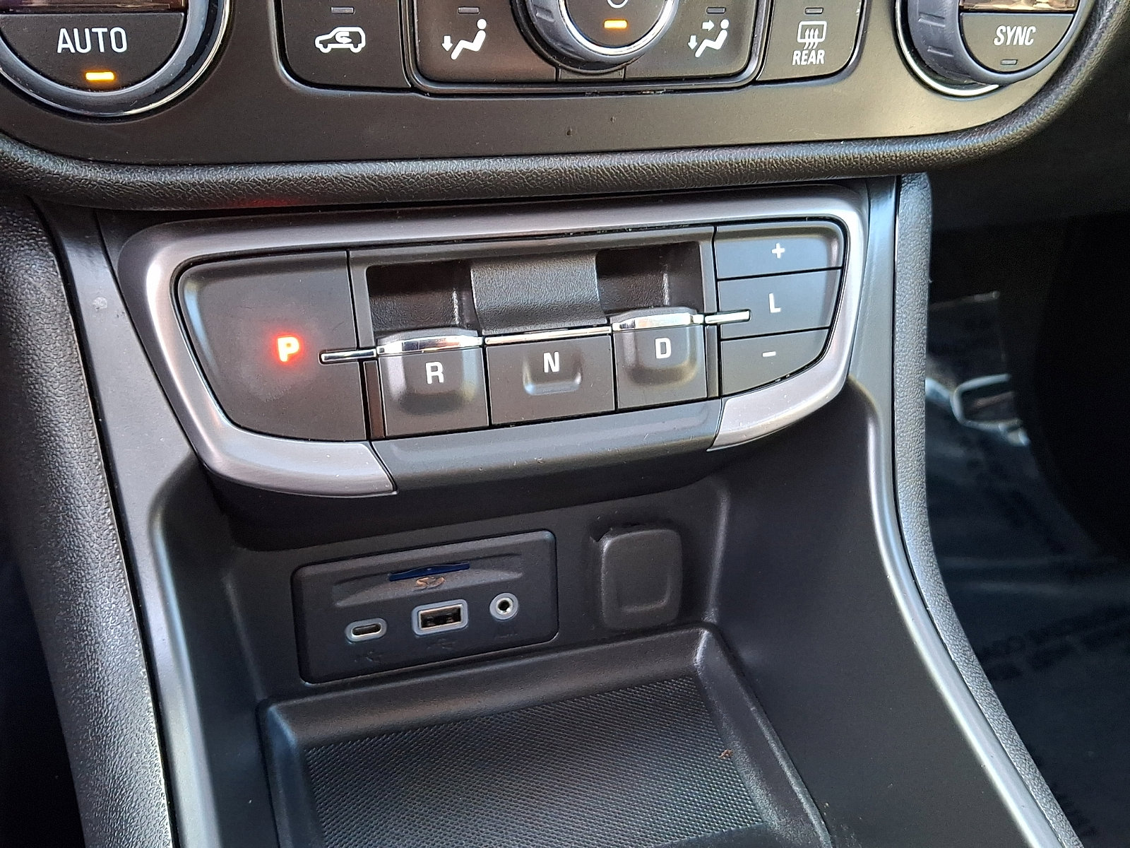 Used 2024 GMC Terrain AT4 image 15