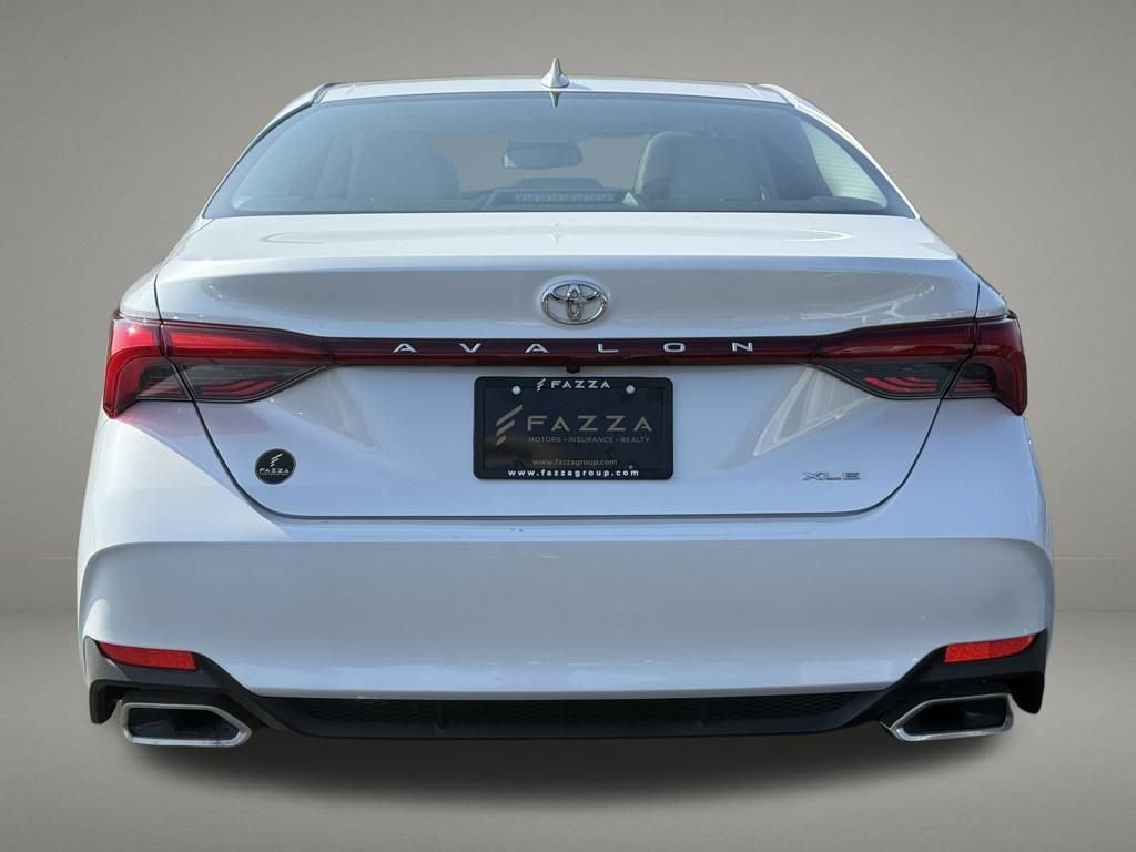 Used 2022 Toyota Avalon XLE w/ Moonroof Package image 4