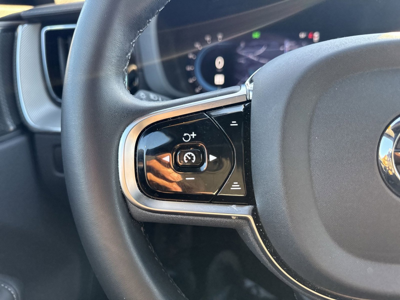 Used 2024 Volvo XC60 T8 Ultimate w/ Protection Package Premier image 16