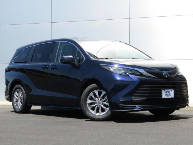 Used 2022 Toyota Sienna LE AWD/4WD image 1
