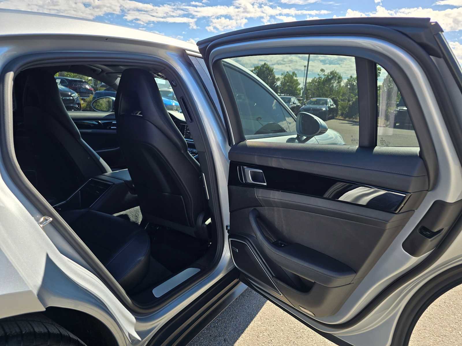 Used 2018 Porsche Panamera RWD image 14