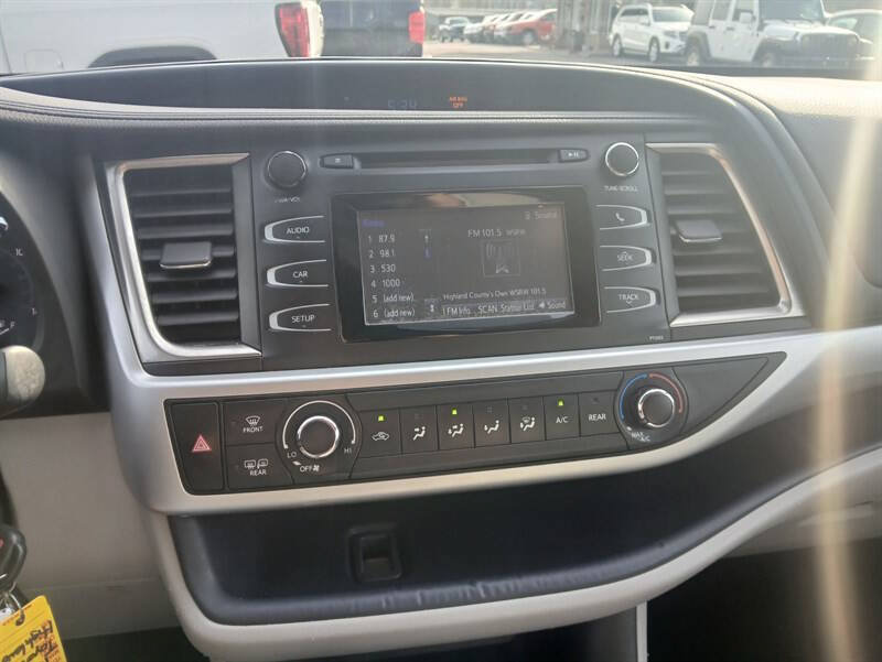 Used 2016 Toyota Highlander LE AWD/4WD image 16