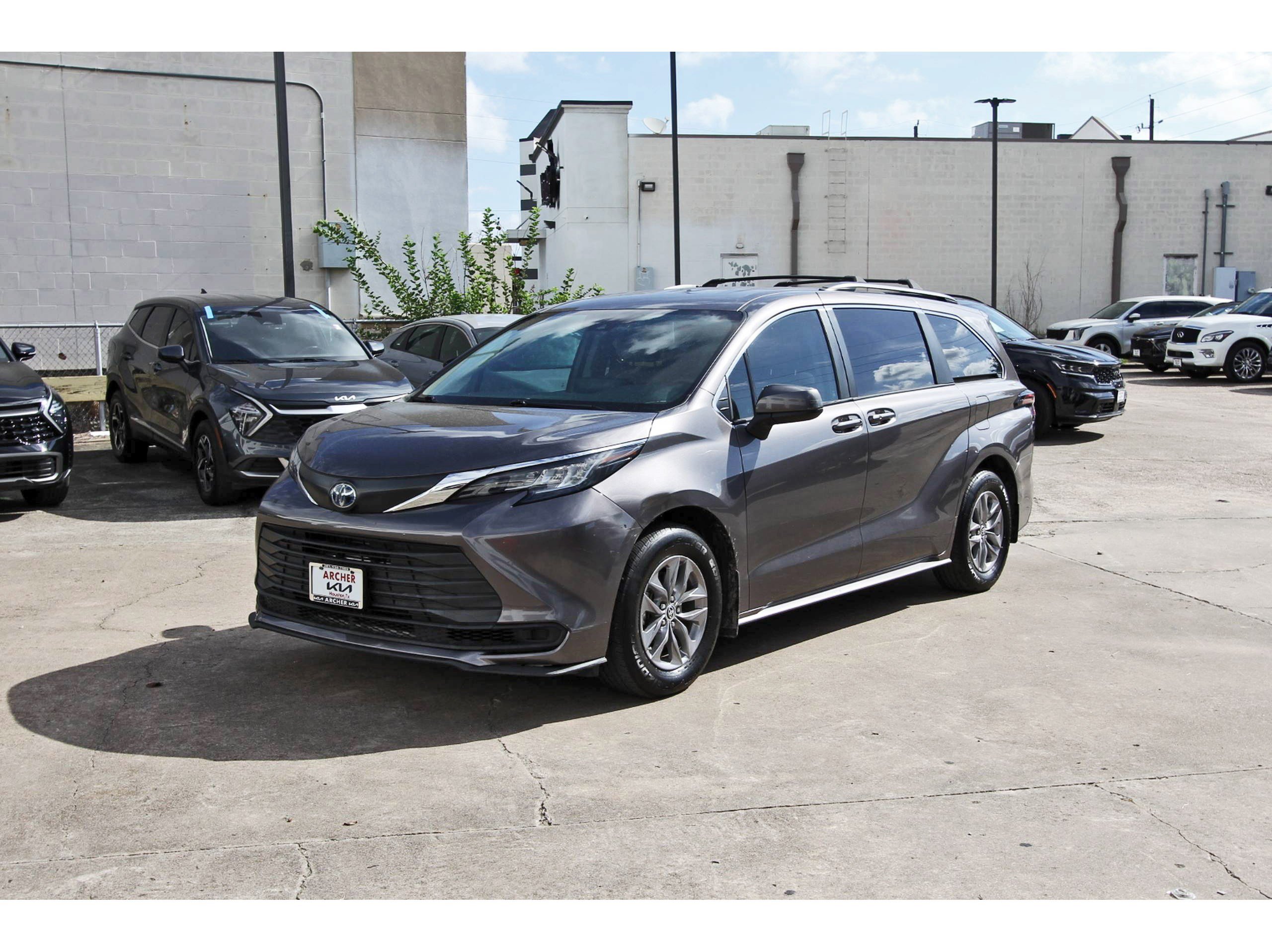Used 2022 Toyota Sienna LE FWD image 3