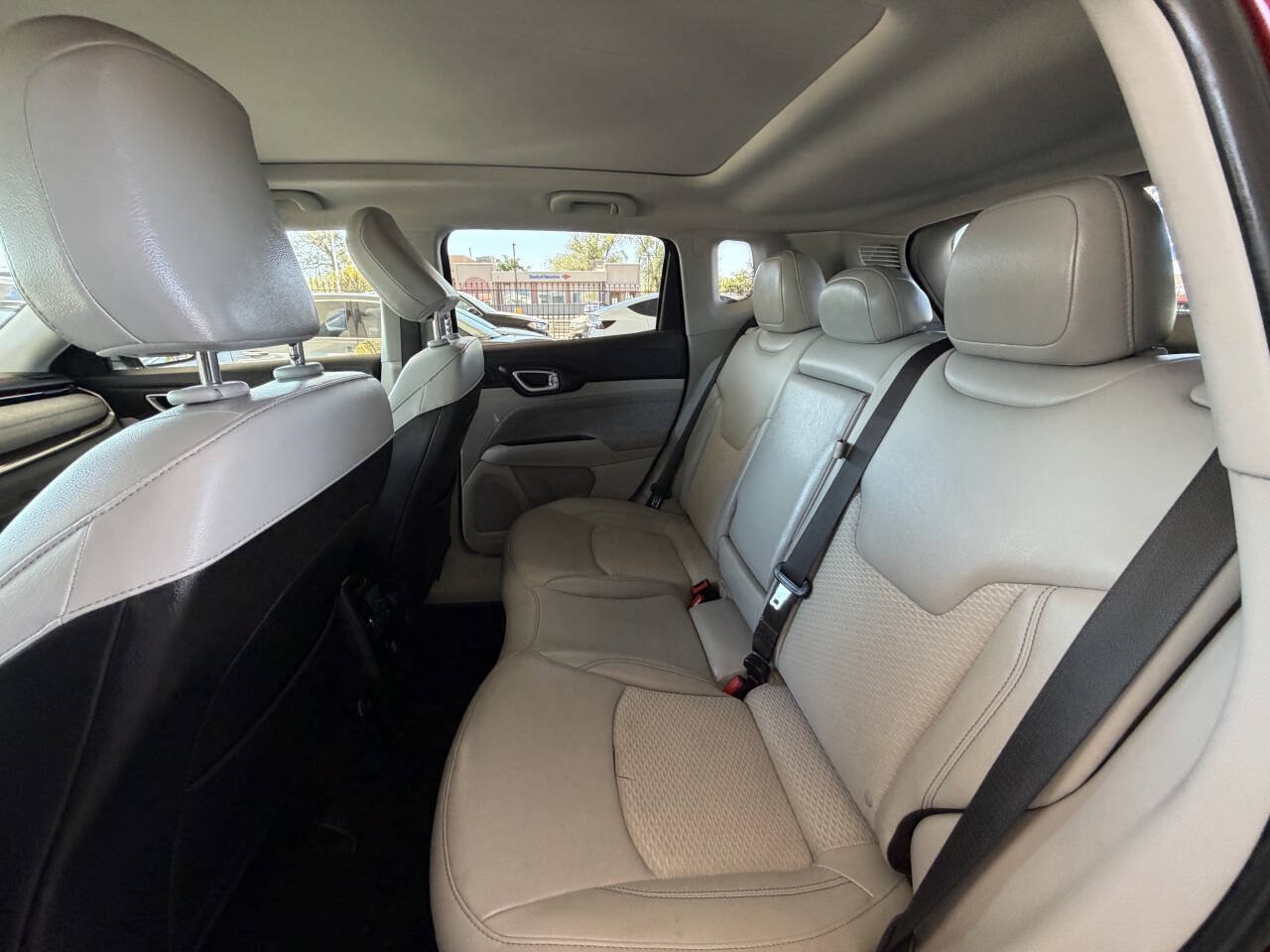 Used 2022 Jeep Compass Latitude w/ Sun and Sound Group AWD/4WD image 11
